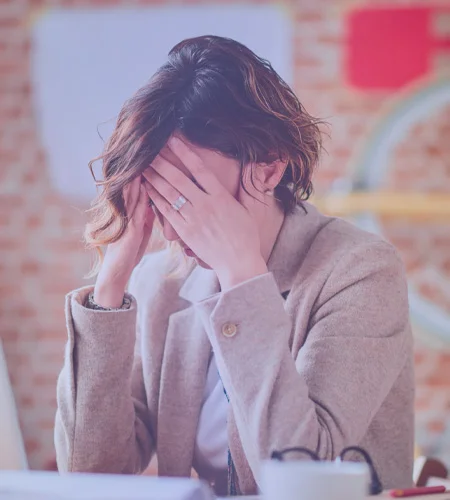 Женщина со стрессом на работе